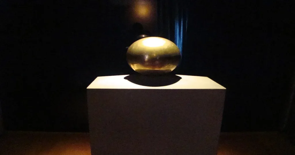 Urna esfera dourada com as cinzas de Tesla, em seu objeto geométrico favorito, uma esfera (Museu Nikola Tesla, Belgrado)