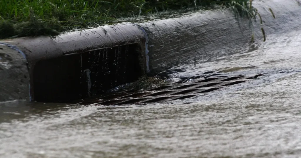 água suja de chuva indo para o boeiro