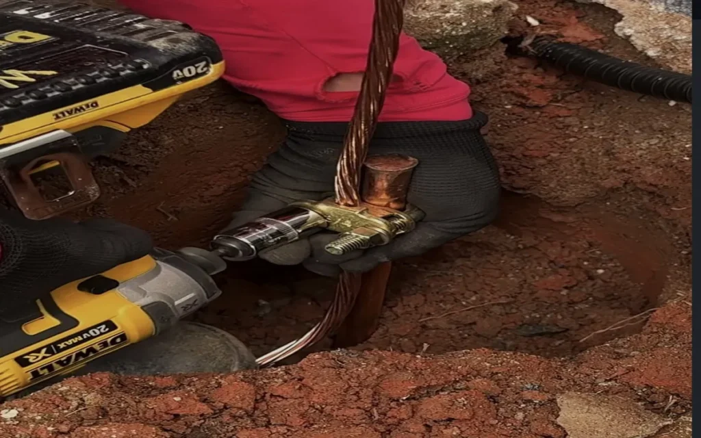 Instalando haste e cabo de cobre NU para sistema de aterramento