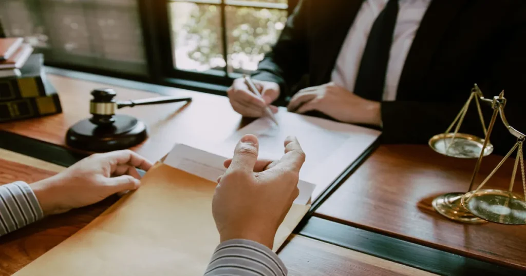 contrate um advogado para ressarcimento por prejuízos ocorridos por descarga elétrica