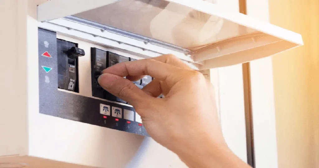Desligando disjuntor geral para manutenção da instalação elétrica