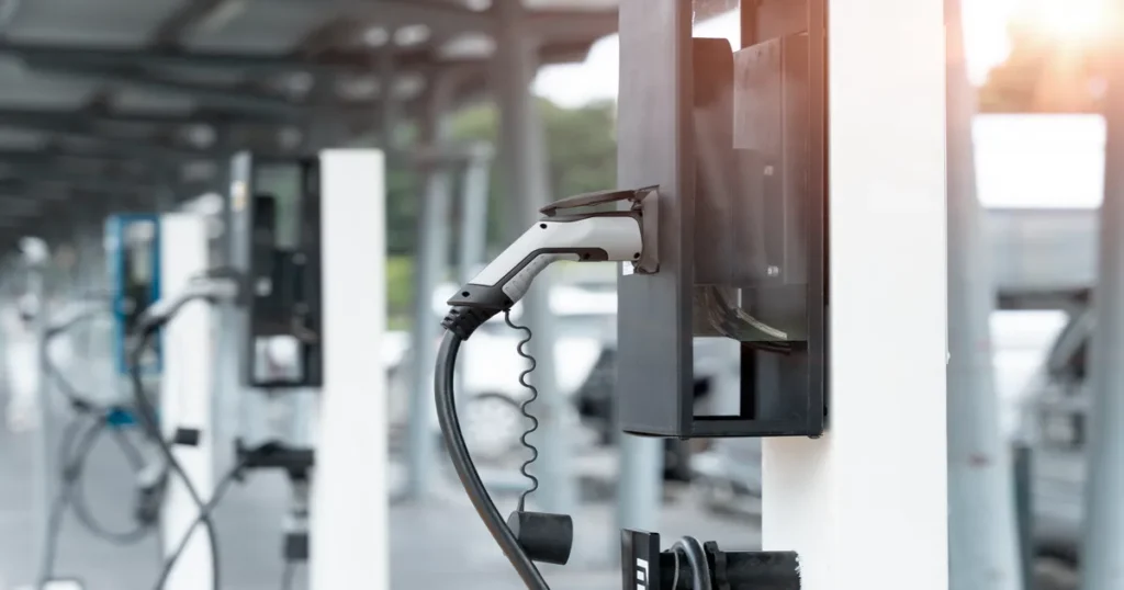 eletroposto com carregadores de veículos elétricos