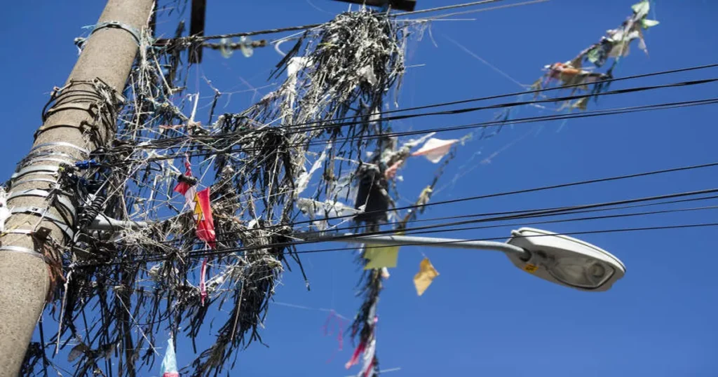 Sujeira como folhas, sacolas plásticas e pipas nas redes elétricas