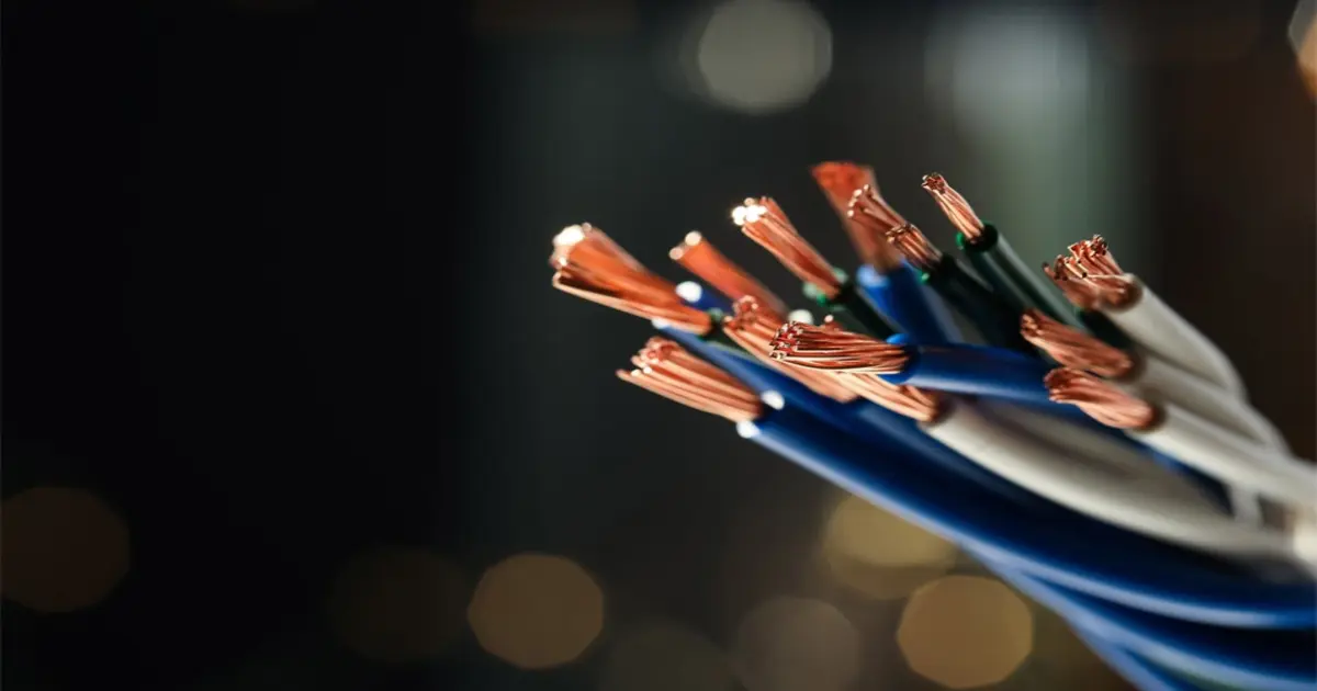 Cabos desbitolados: Como reconhecer e evitar um dos maiores riscos das instalações elétricas no Brasil.